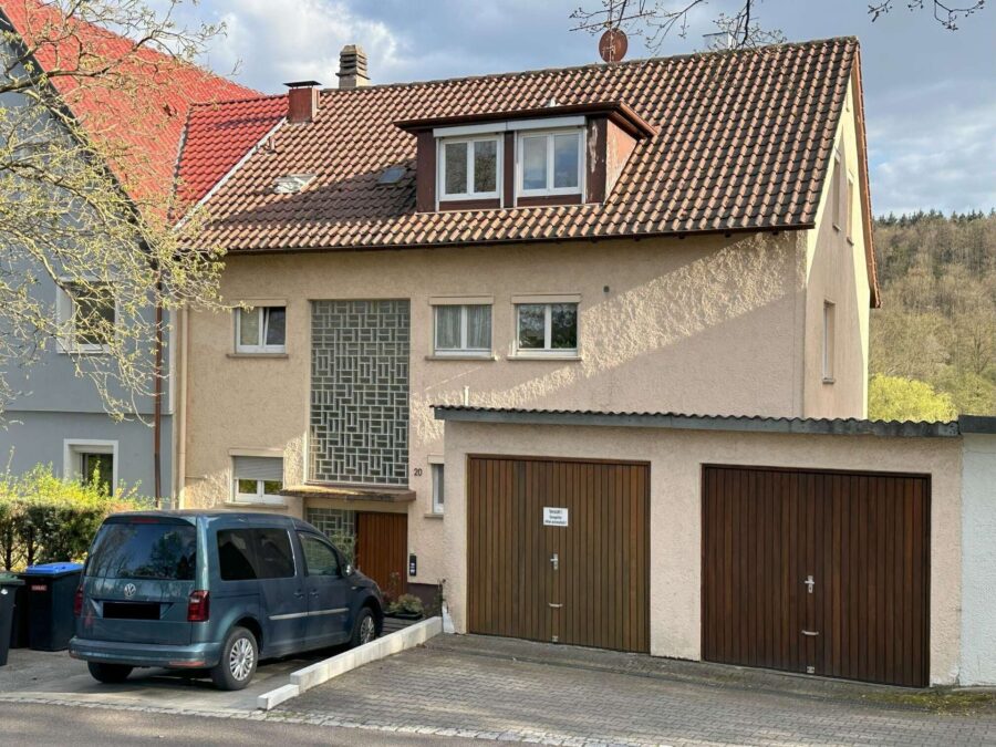 Stadtnah und verkehrsgüntig Wohnen: Vermietete 3-Zimmer-DG-ETW in Leonberg-Silberberg, 71229 Leonberg, Dachgeschosswohnung